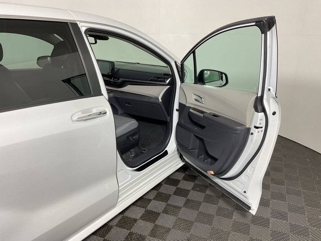 Used 2022 Toyota Sienna XLE FWD image 36