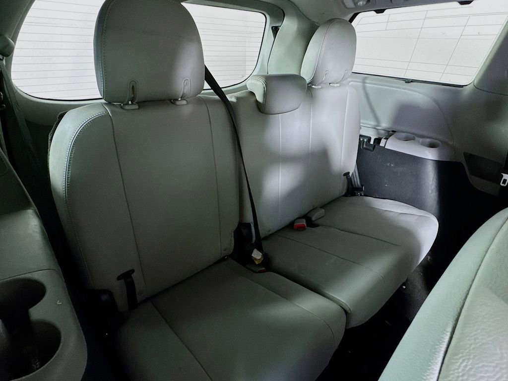 Used 2018 Toyota Sienna Limited Premium w/ Carpet Mat Package image 34