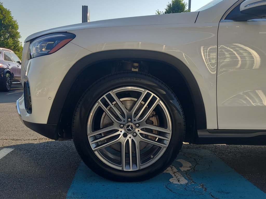 Used 2025 Mercedes-Benz GLS 450 4MATIC image 9