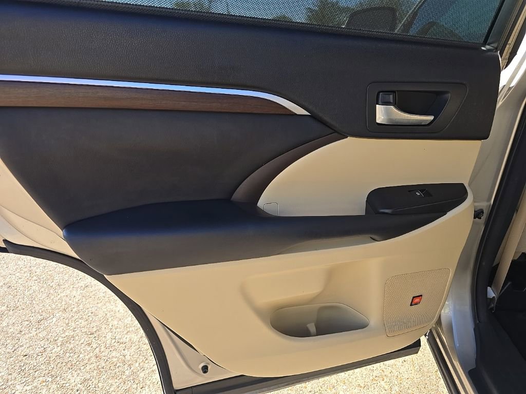 Used 2016 Toyota Highlander Limited image 38