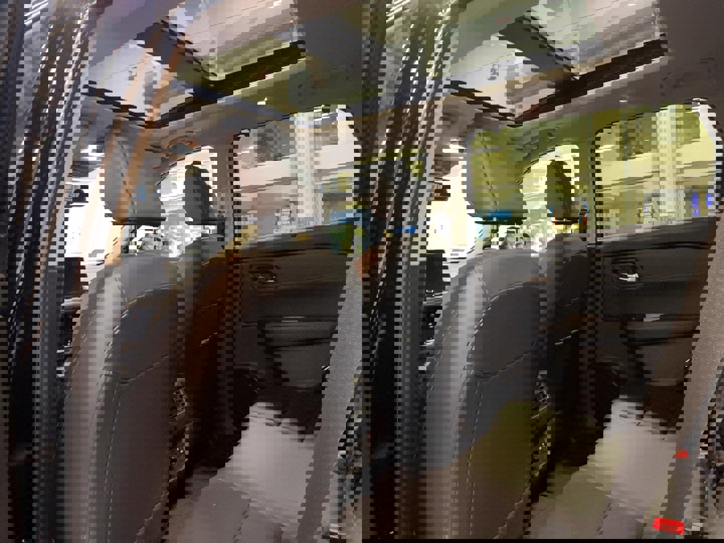 Used 2025 Nissan Rogue SL w/ Tech Package image 6