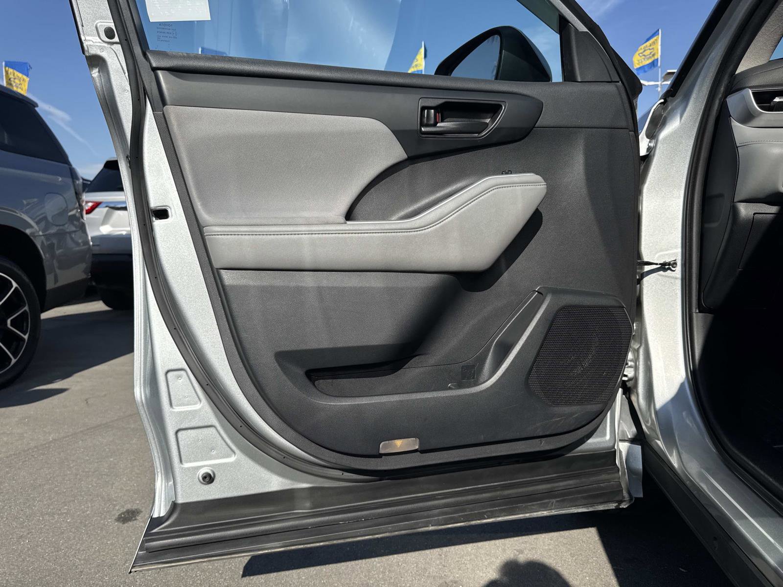 Used 2021 Toyota Highlander L image 17