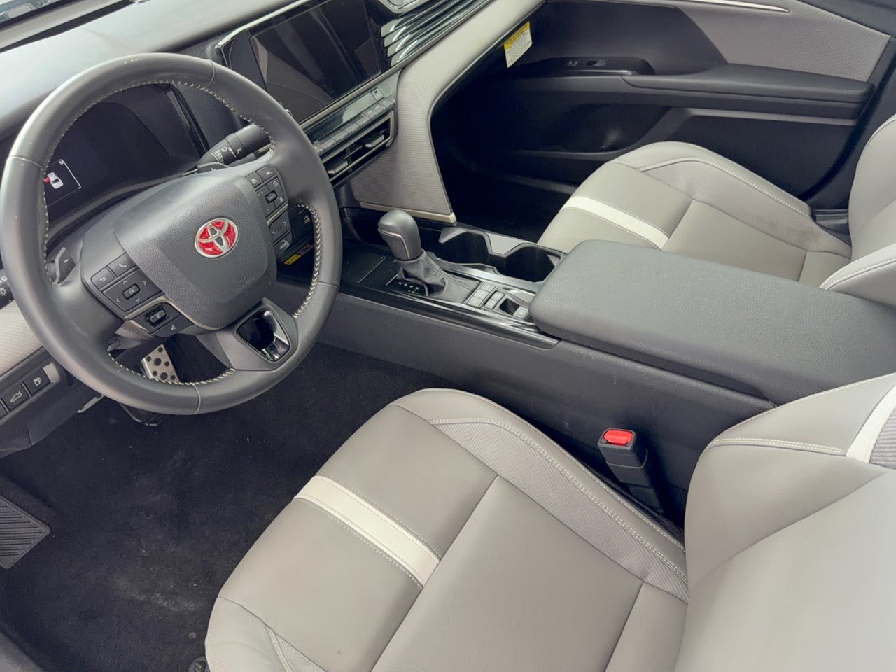 Used 2026 Toyota Camry SE FWD image 4