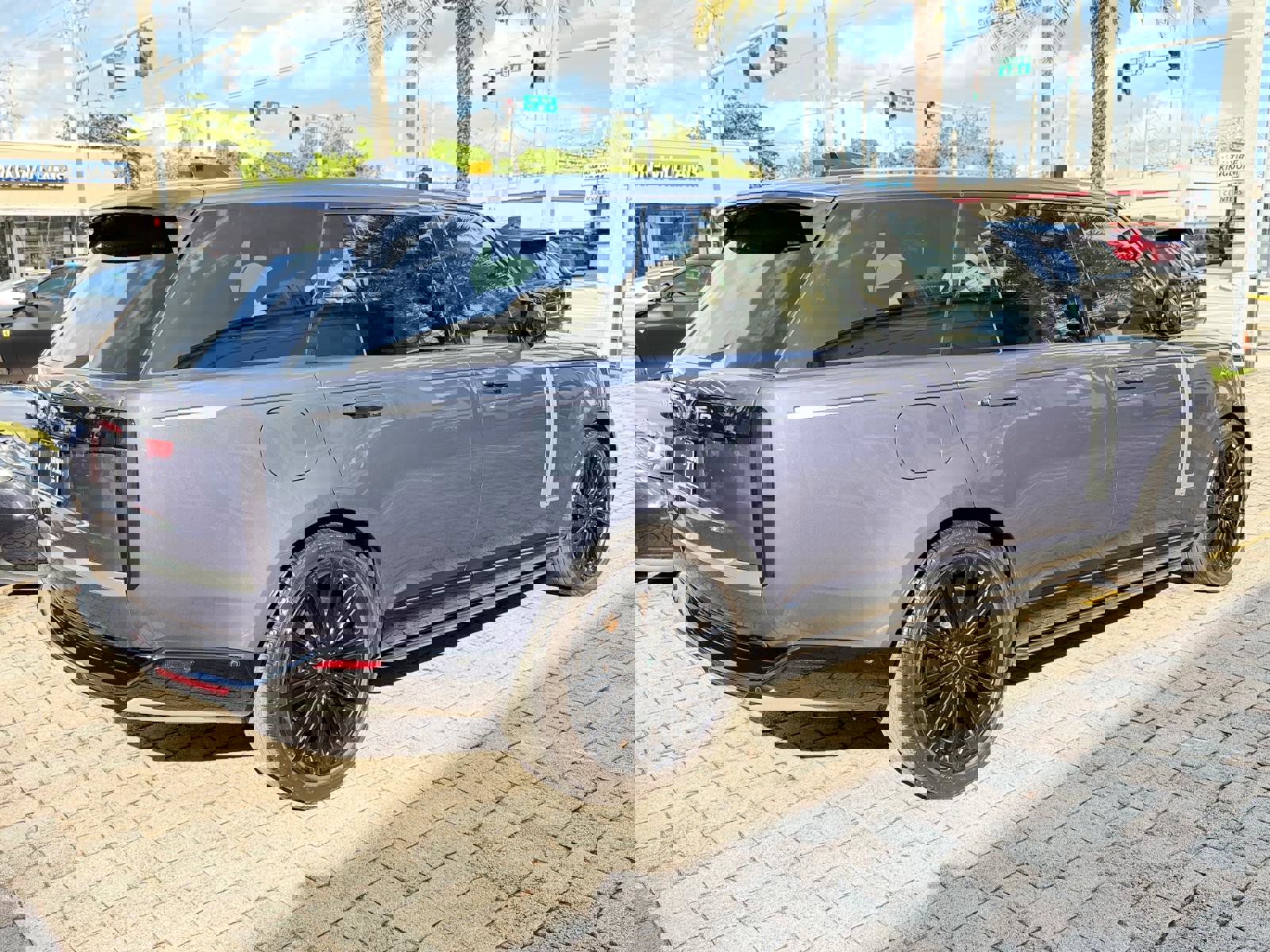 Used 2024 Land Rover Range Rover Long Wheelbase Autobiography image 12