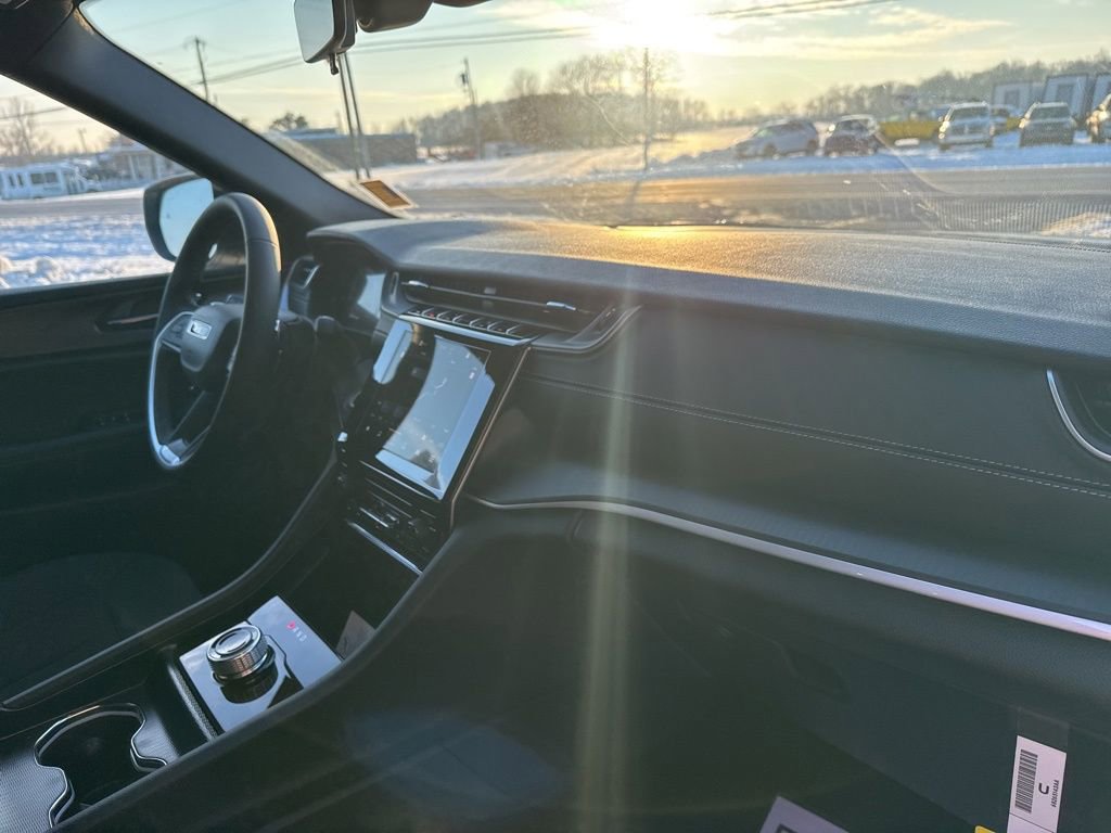 New 2025 Jeep Grand Cherokee L Laredo image 41