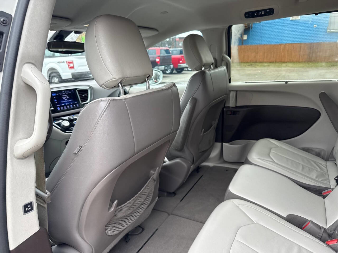 Used 2017 Chrysler Pacifica Touring-L FWD image 26