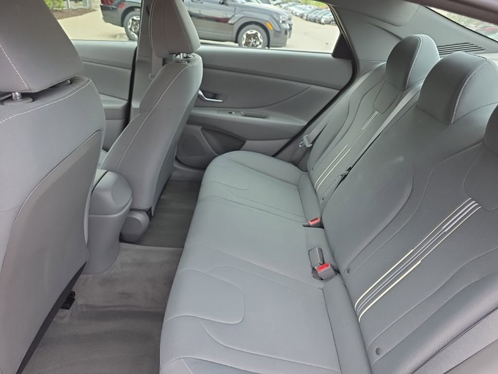 Used 2023 Hyundai Elantra SEL w/ Preferred Accessory Package FWD image 18