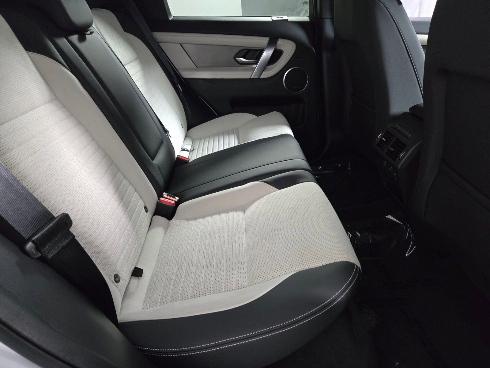 Used 2025 Land Rover Discovery Sport Dynamic SE AWD/4WD image 18