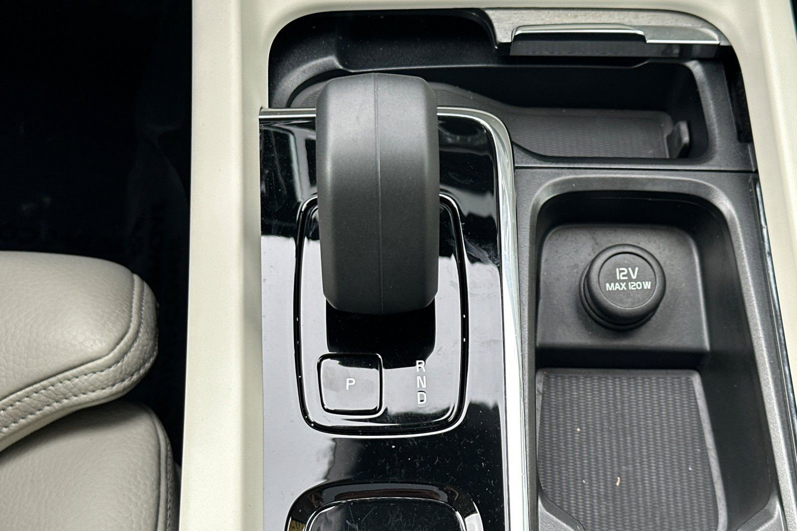 Certified 2024 Volvo S60 B5 Ultimate w/ Climate Package image 24