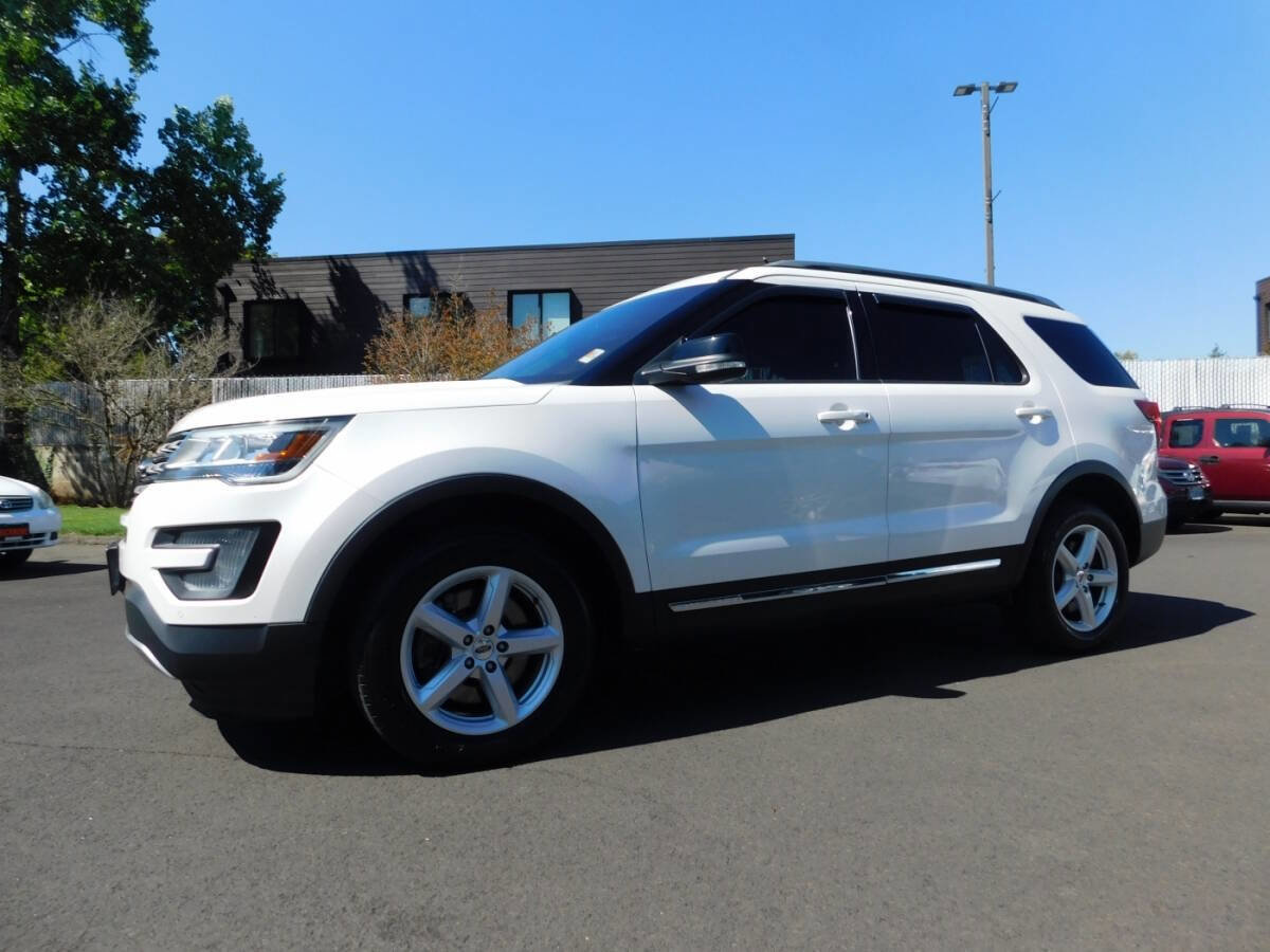 Used 2017 Ford Explorer XLT w/ Equipment Group 202A image 4
