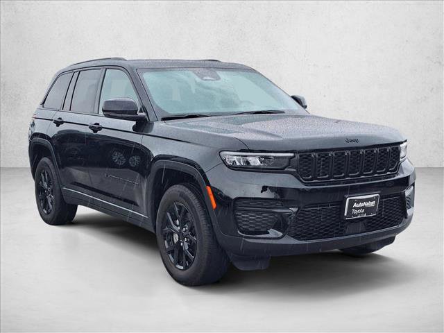 Used 2025 Jeep Grand Cherokee Altitude image 3