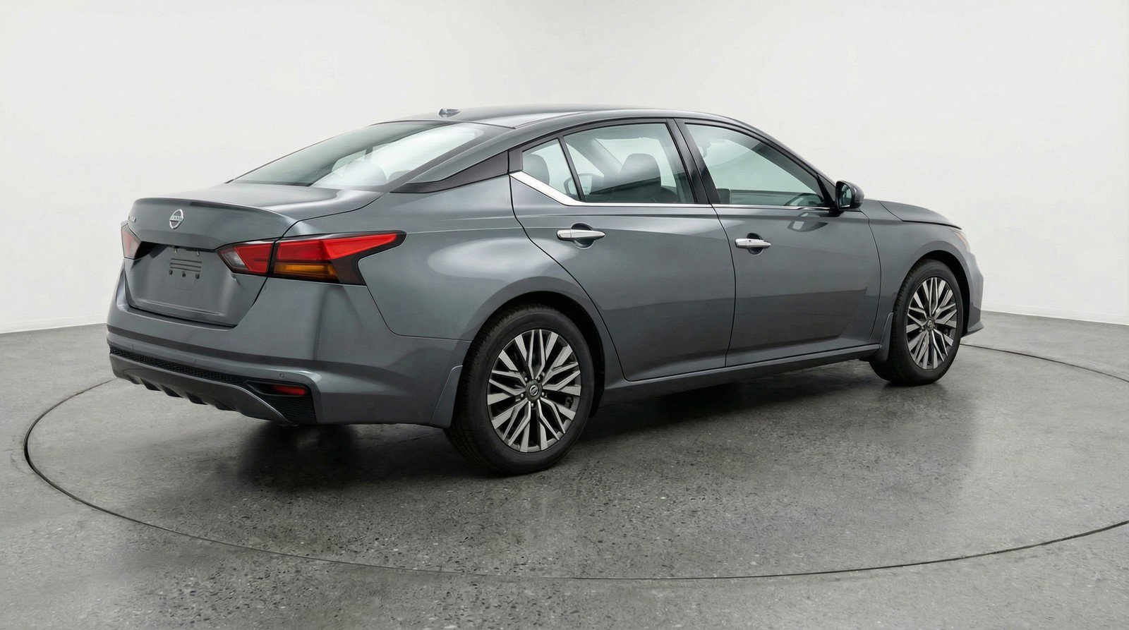 Used 2025 Nissan Altima 2.5 SV FWD image 9