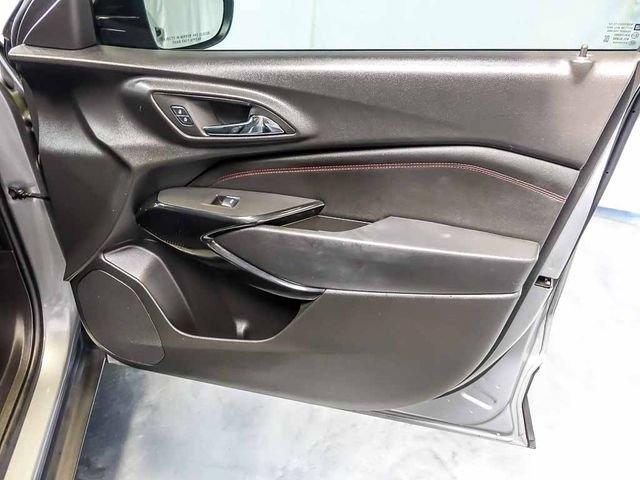 Certified 2025 Chevrolet Trax RS w/ Sunroof Package FWD image 30