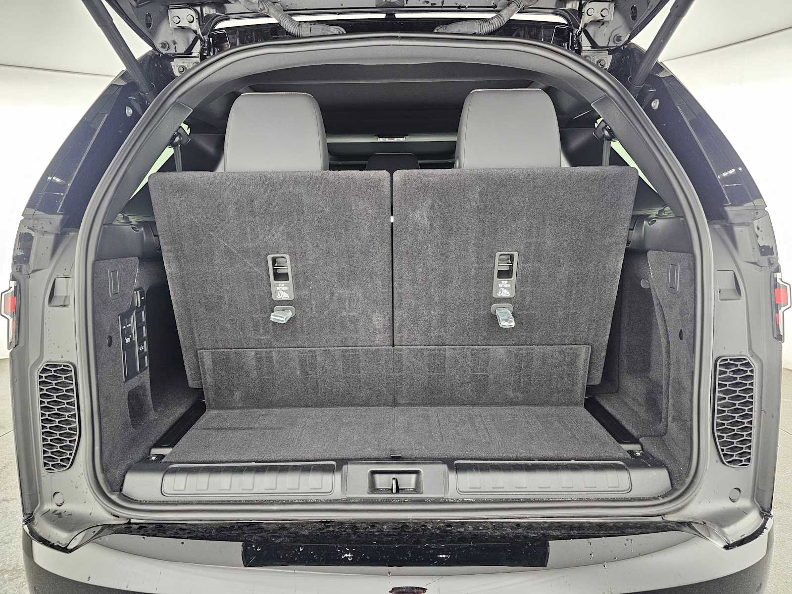 Used 2025 Land Rover Discovery Dynamic SE image 15