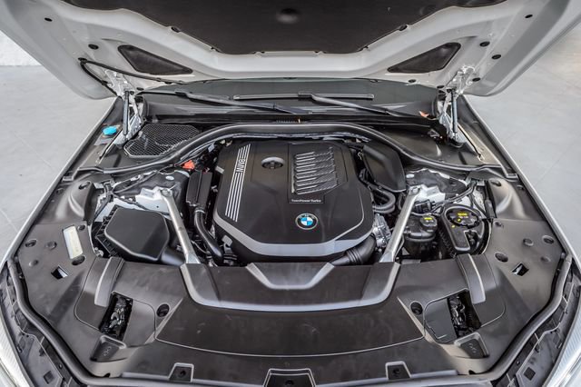 Used 2020 BMW 740i w/ M Sport Package image 17