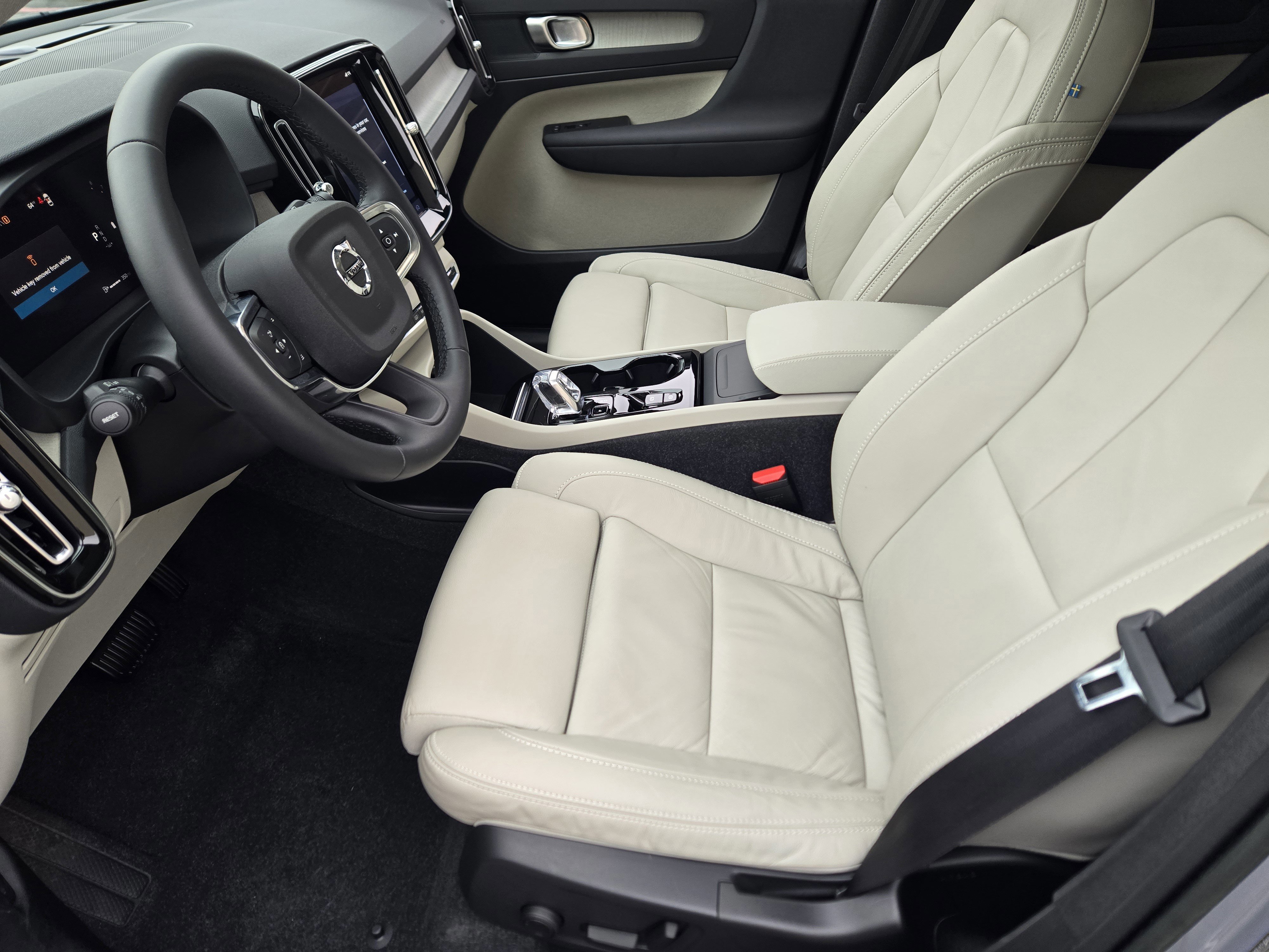 Used 2023 Volvo XC40 B5 Plus w/ Protection Package Premier AWD/4WD image 11