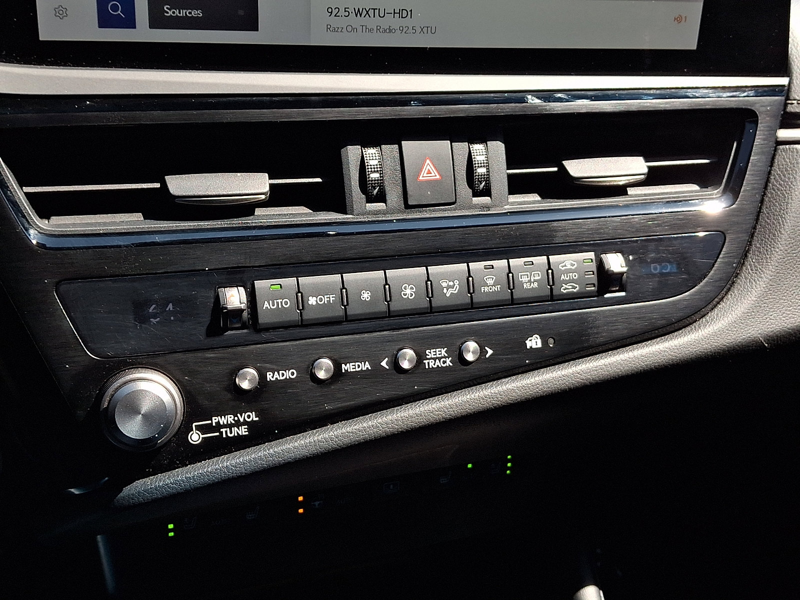 Used 2024 Lexus ES 300h w/ Technology Package image 16