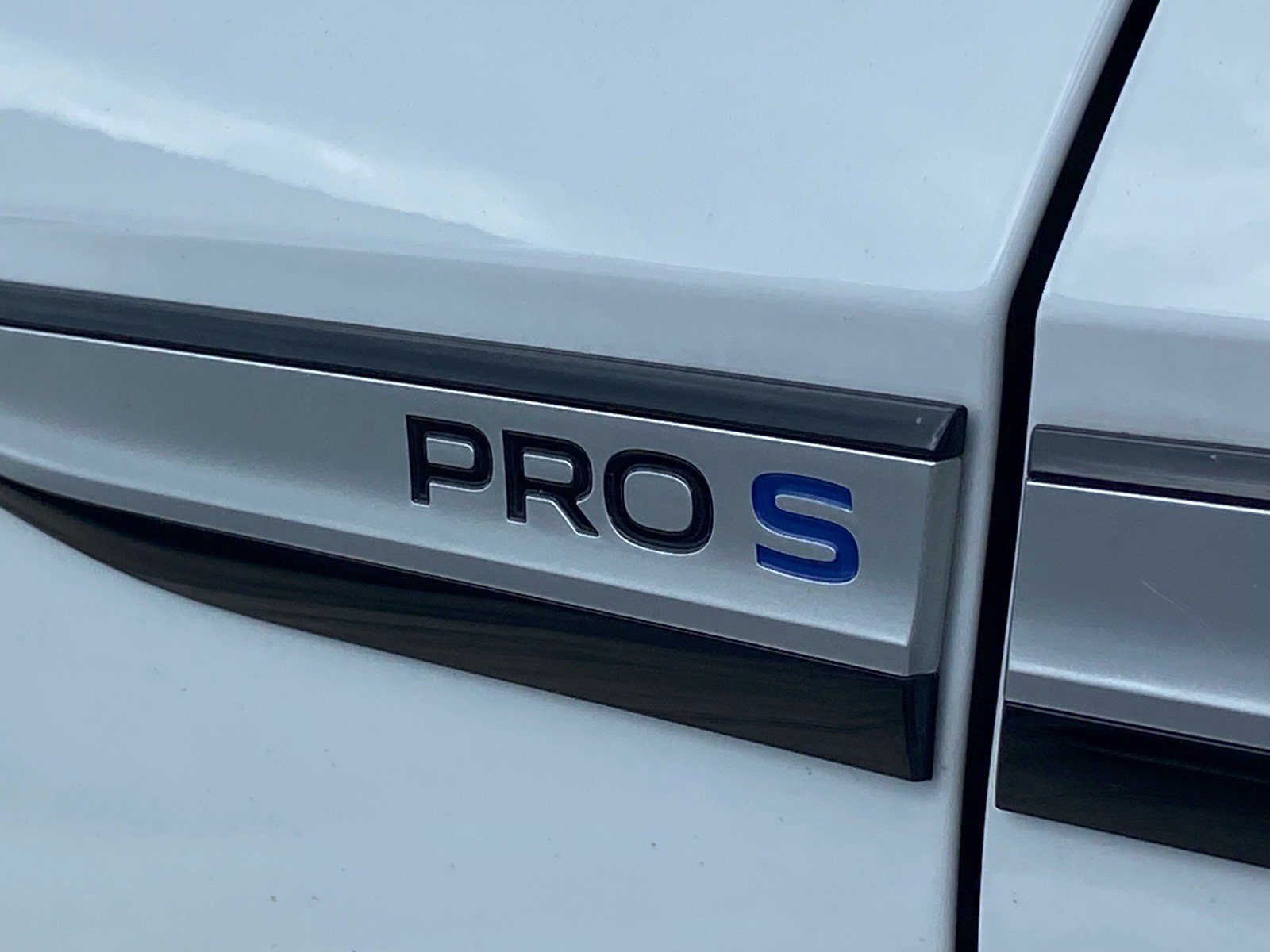Used 2022 Volkswagen ID.4 Pro S w/ Gradient Package RWD image 3