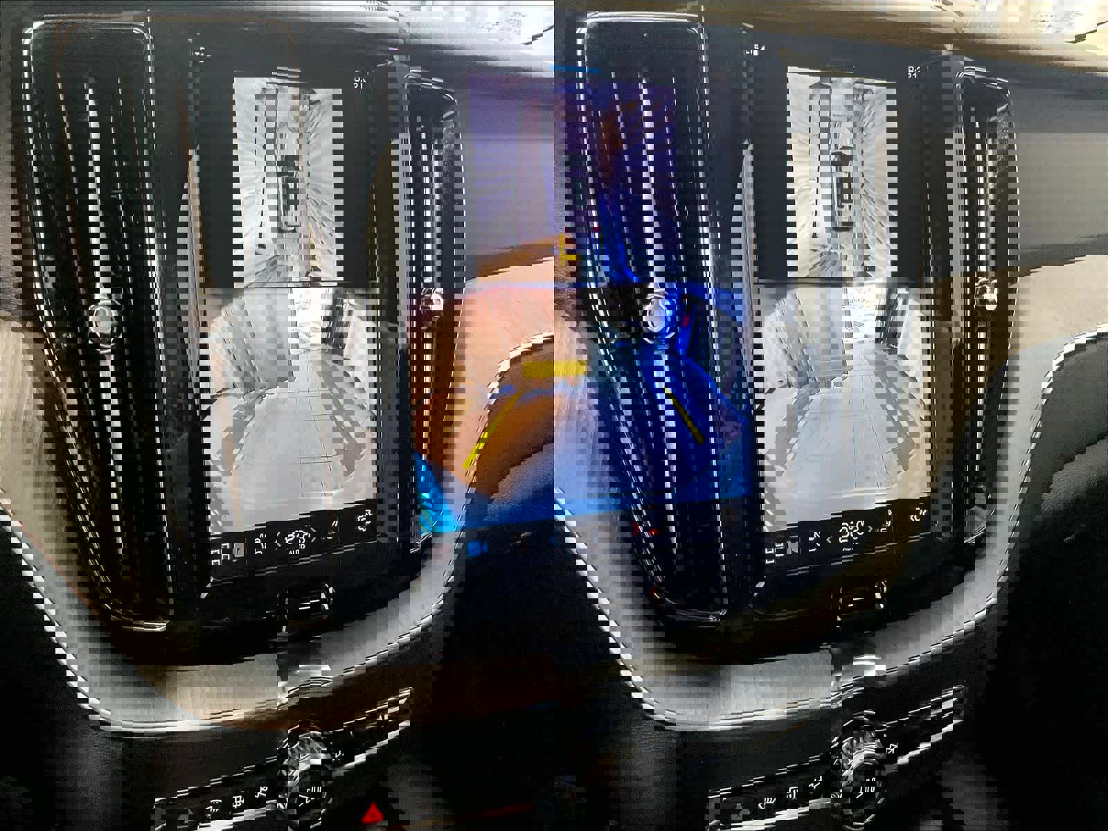 Used 2025 Volvo XC60 B5 Plus image 19