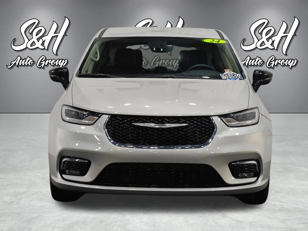 Used 2024 Chrysler Pacifica Touring-L FWD image 11