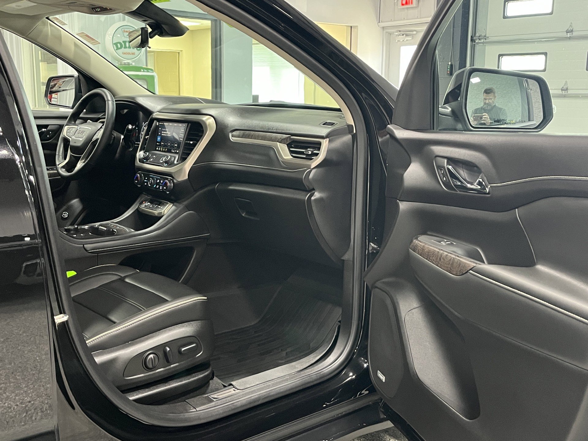 Certified 2023 GMC Acadia Denali w/ Black Diamond Edition AWD/4WD image 9