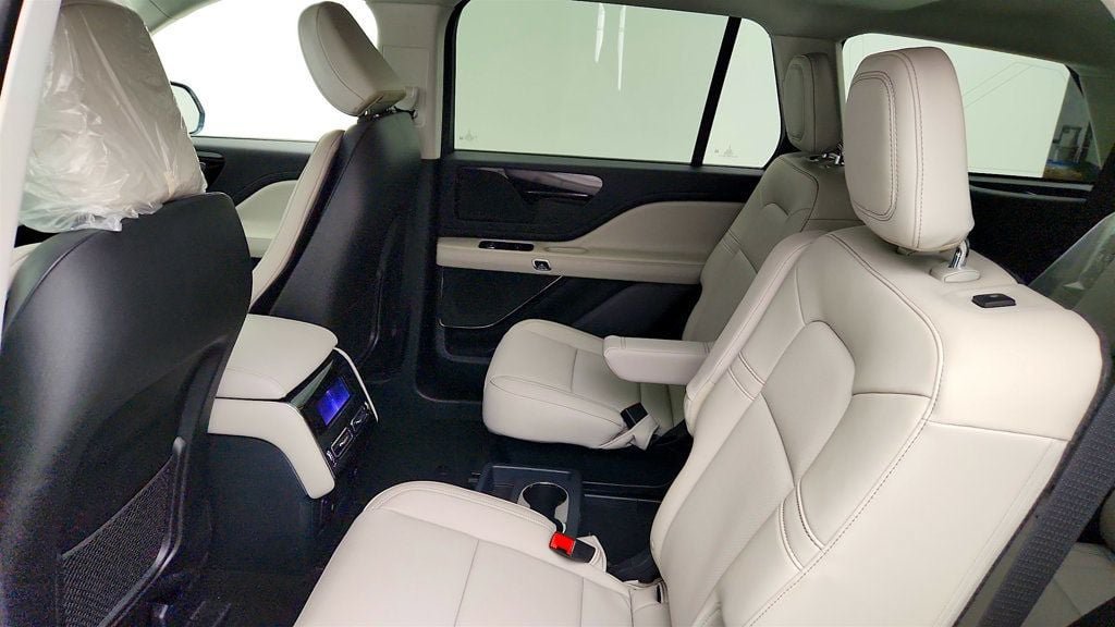 Used 2025 Lincoln Aviator 2WD w/ Jet Appearance Package image 17