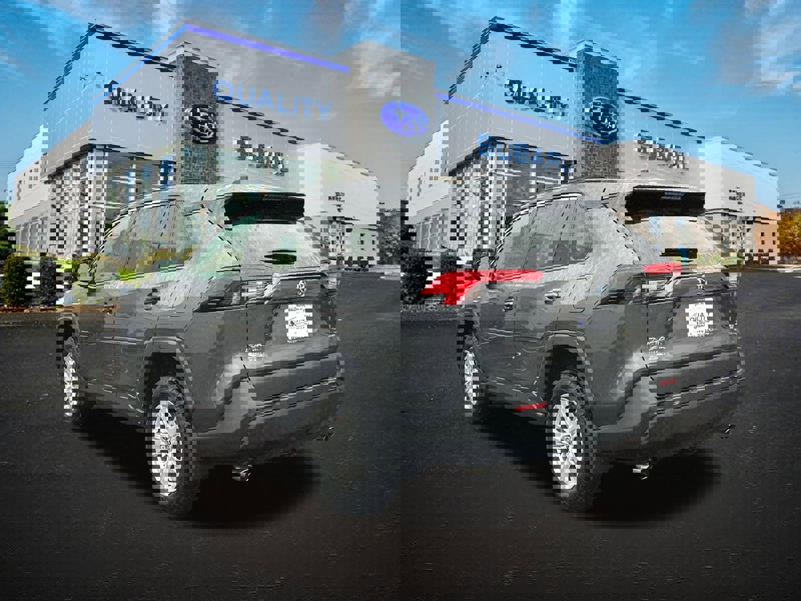 Used 2021 Toyota RAV4 XLE w/ Convenience Package image 2