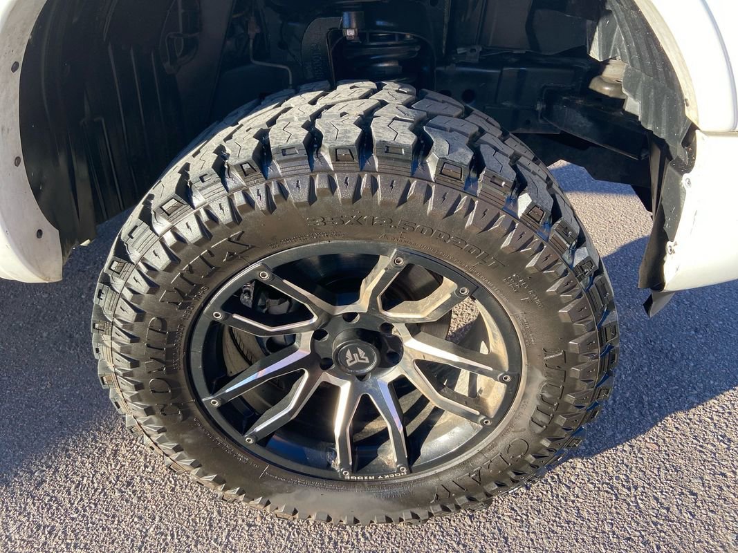 Used 2023 Nissan Titan SV w/ SV Convenience Package image 13