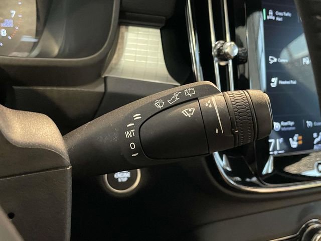 Used 2019 Volvo XC40 T5 Momentum image 38