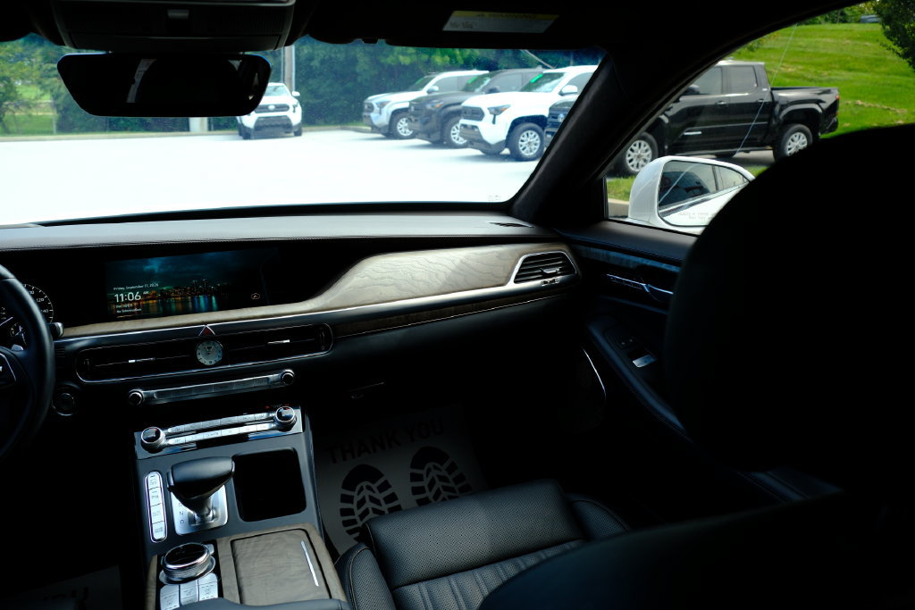 Used 2021 Genesis G90 3.3T Premium RWD image 31