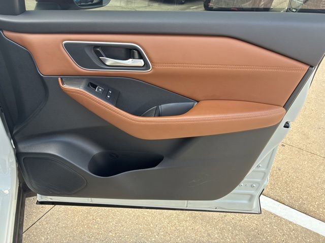 Used 2024 Nissan Rogue Platinum w/ Platinum Premium Package FWD image 13