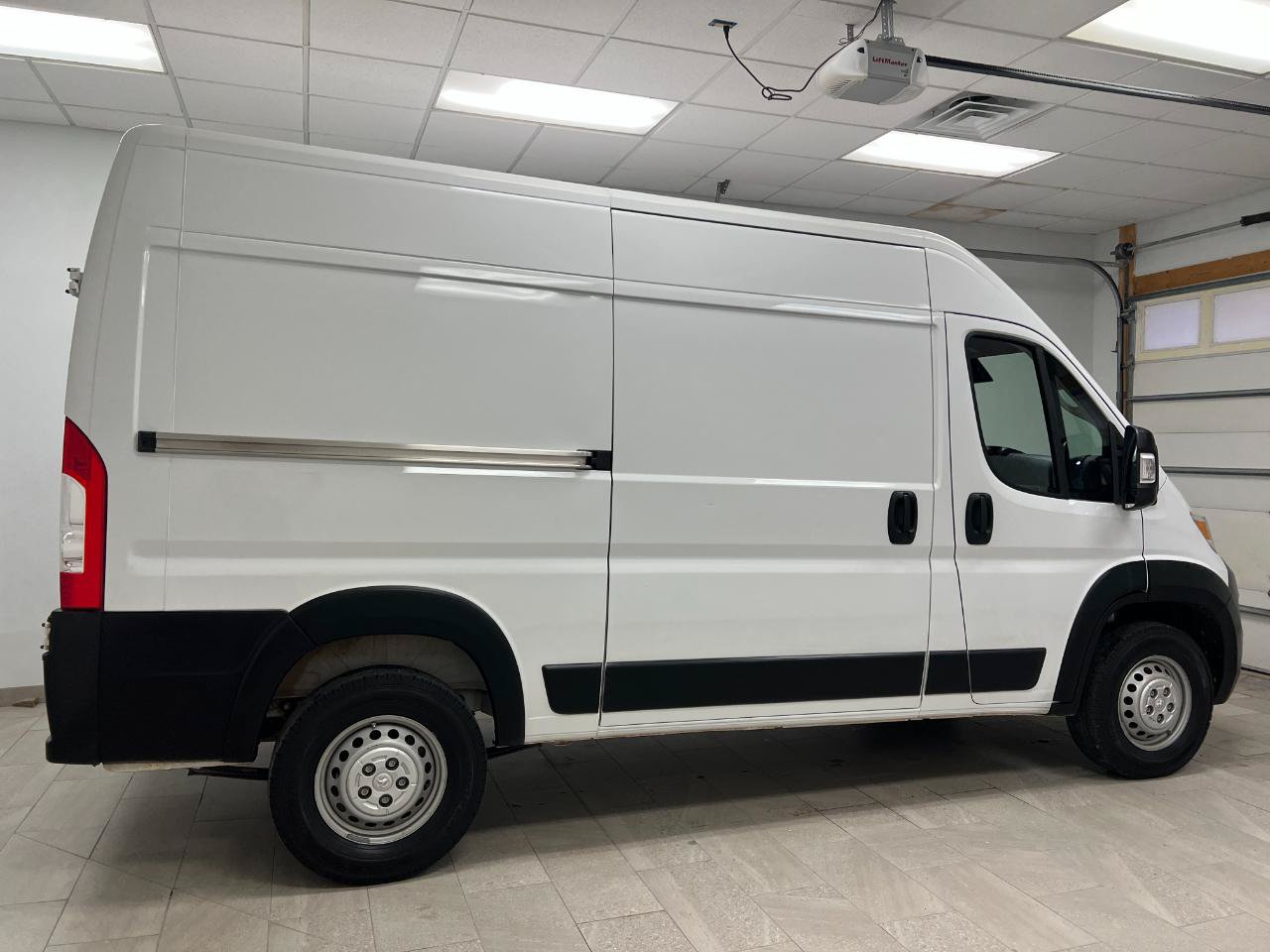 Used 2025 RAM ProMaster 2500 w/ Convenience Group FWD image 13