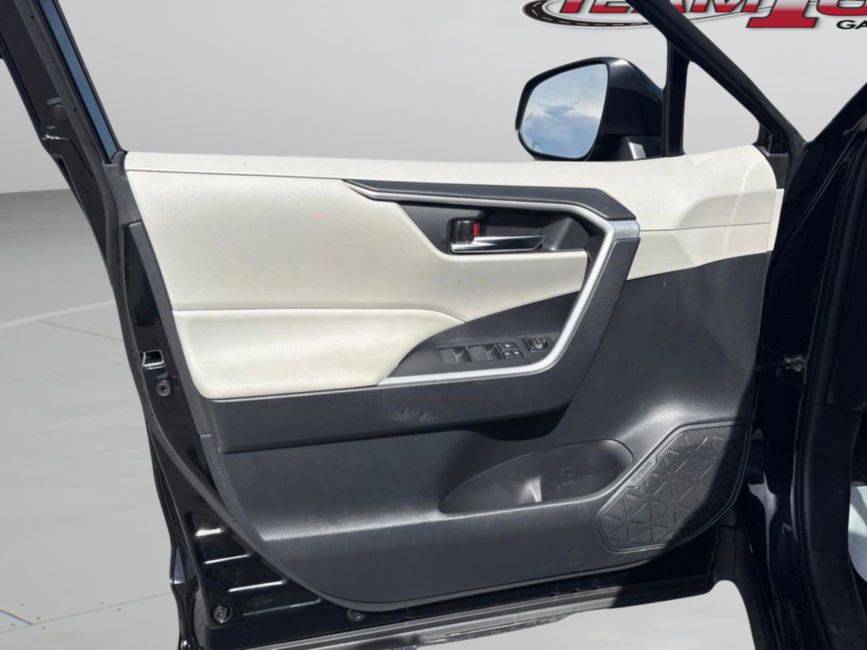 Used 2023 Toyota RAV4 XLE Premium FWD image 27
