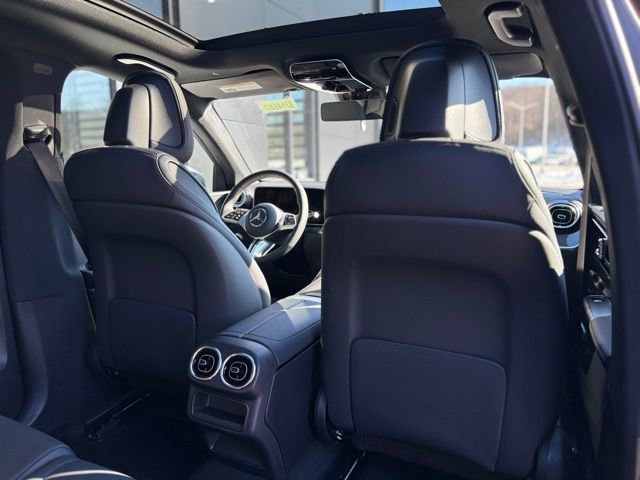 Used 2025 Mercedes-Benz GLC 300 4MATIC image 43