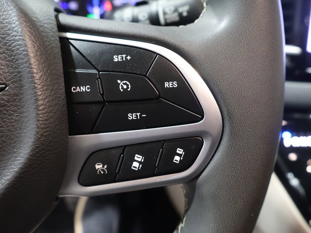 Used 2023 Chrysler Pacifica Touring-L image 38