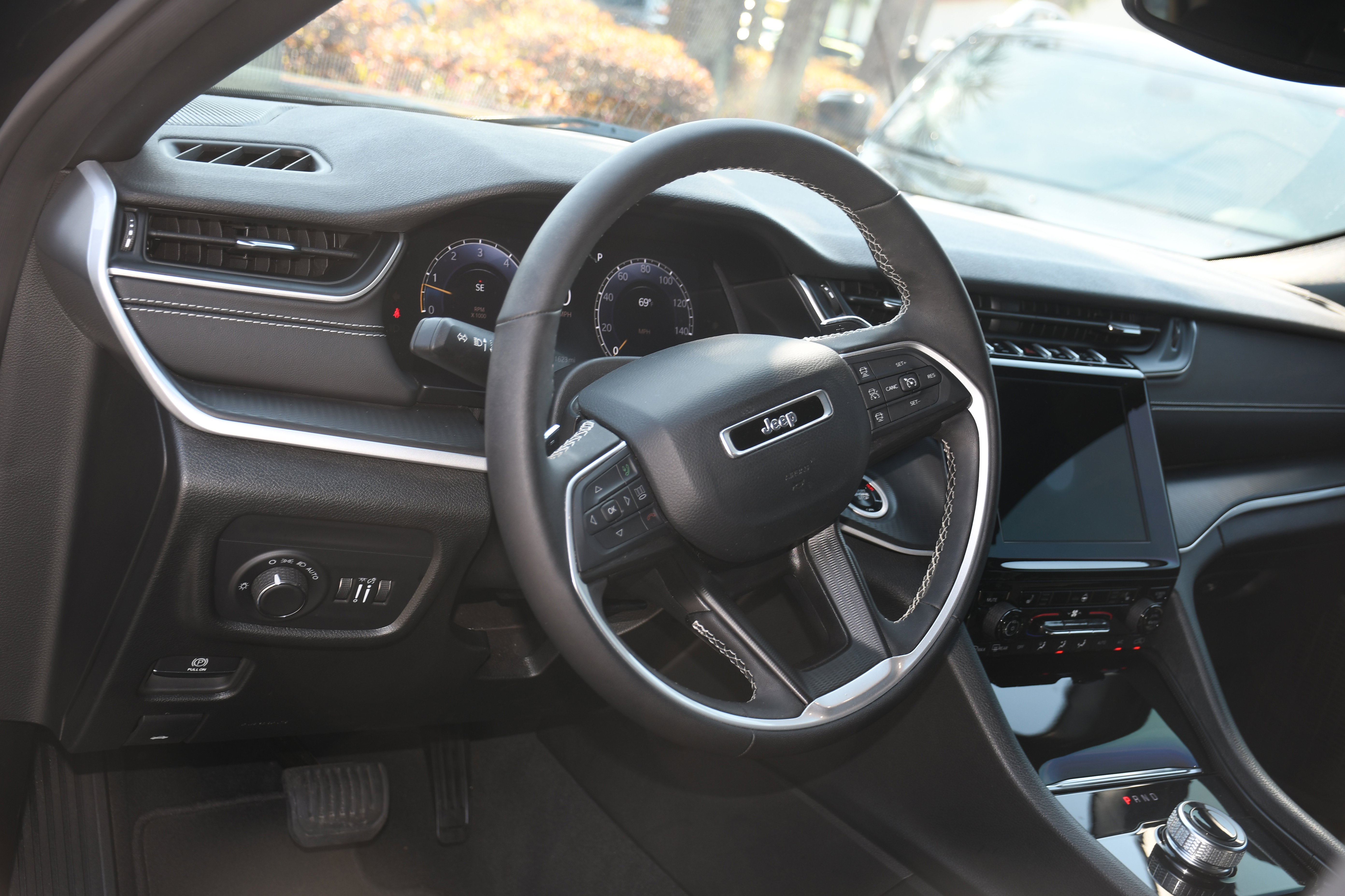 Used 2024 Jeep Grand Cherokee Laredo w/ Luxury Tech Group I image 8