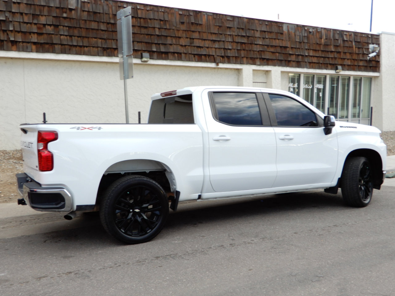 Used 2022 Chevrolet Silverado 1500 LT w/ Leather Package image 3