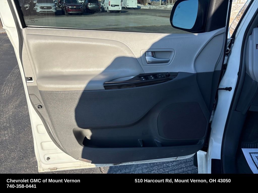 Used 2017 Toyota Sienna L image 15