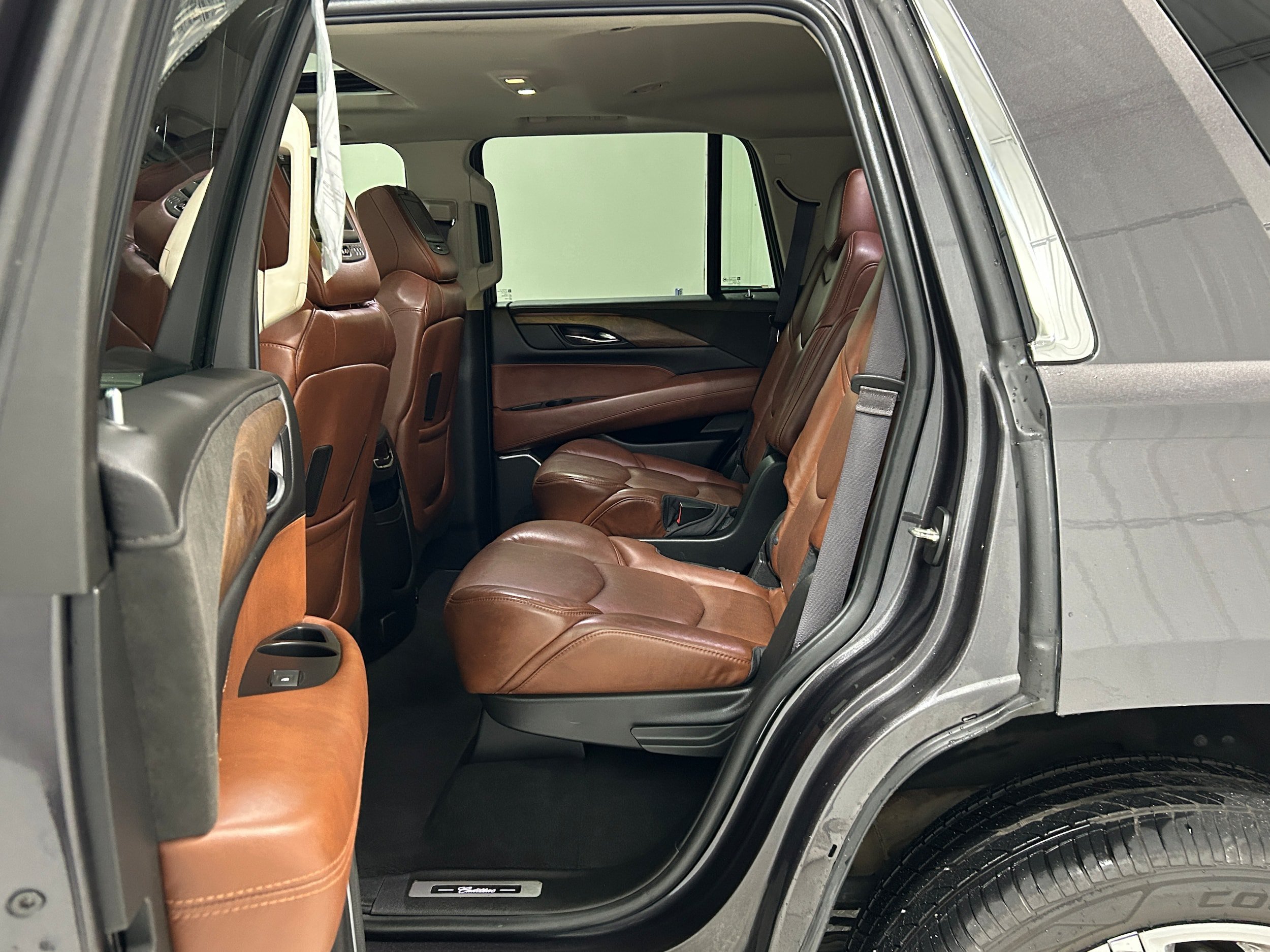 Used 2017 Cadillac Escalade Luxury AWD/4WD image 31