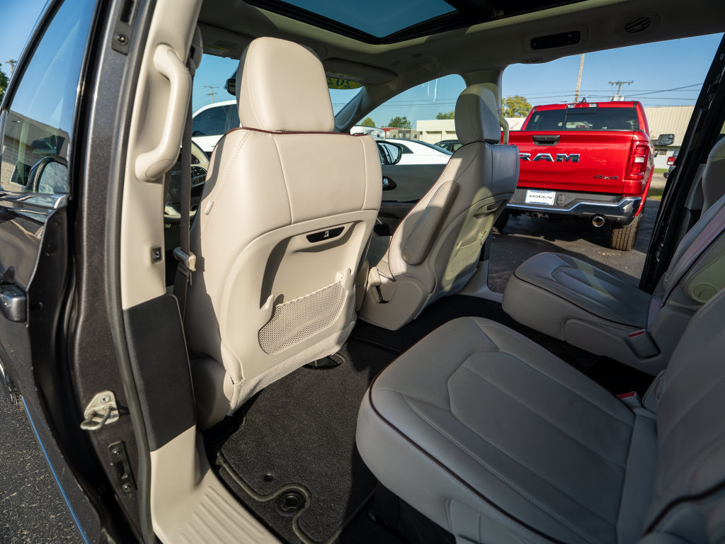 Used 2020 Chrysler Pacifica Limited FWD image 13