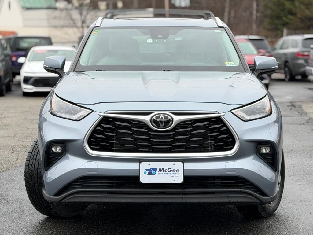 Used 2022 Toyota Highlander XLE AWD/4WD image 2