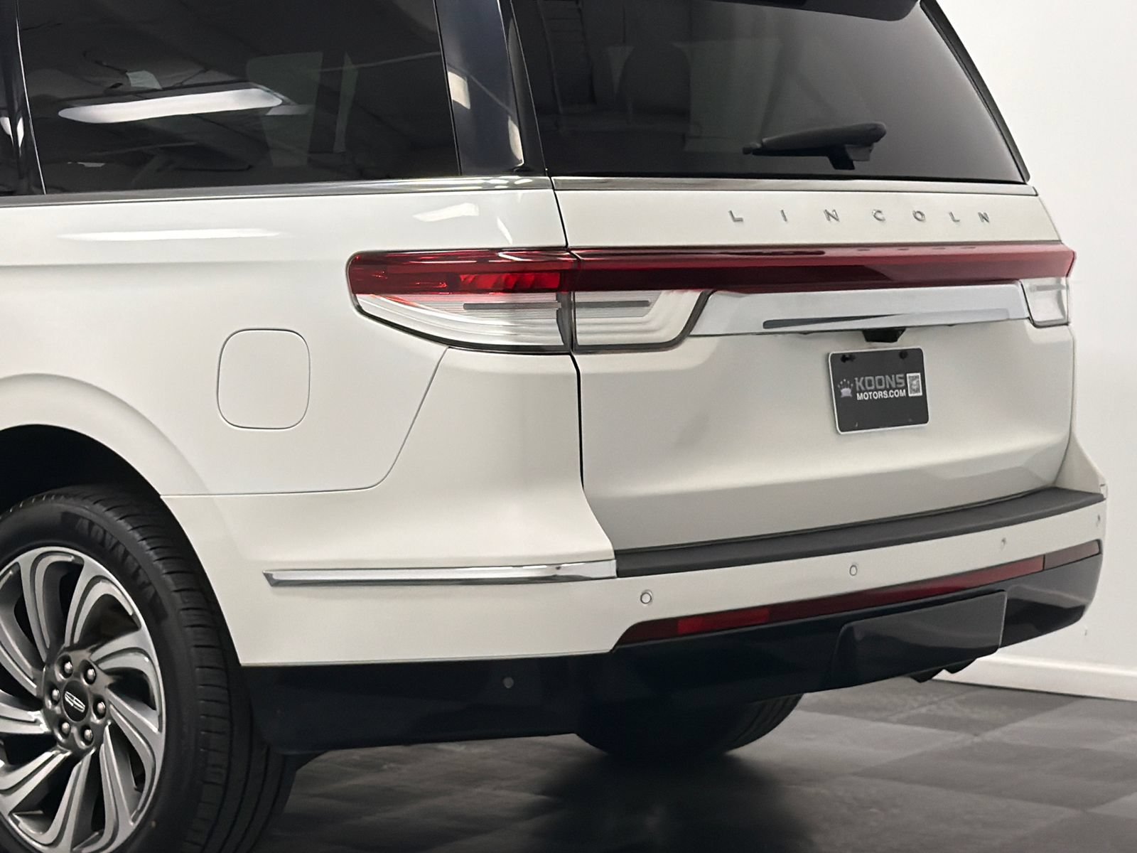 Certified 2023 Lincoln Navigator L Reserve AWD/4WD image 7