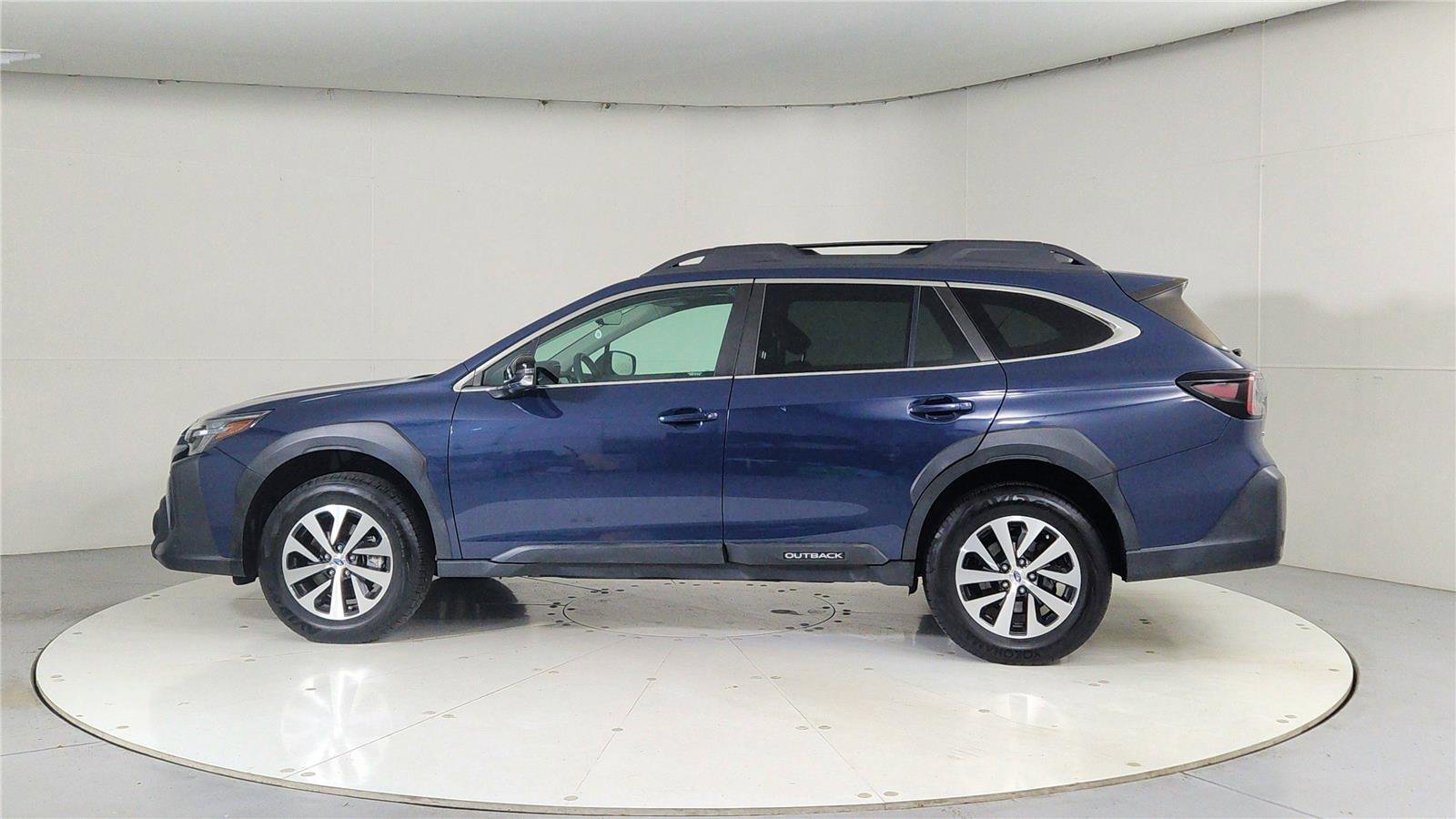 Used 2023 Subaru Outback Premium image 4