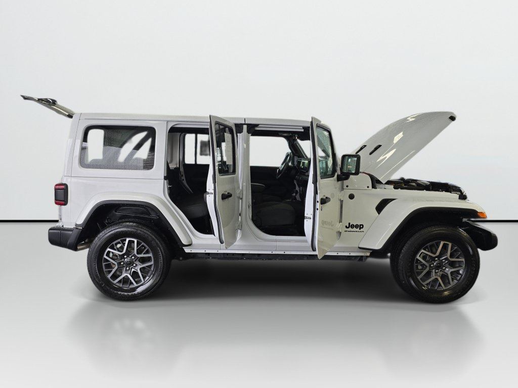 Used 2025 Jeep Wrangler Unlimited Sahara AWD/4WD image 9