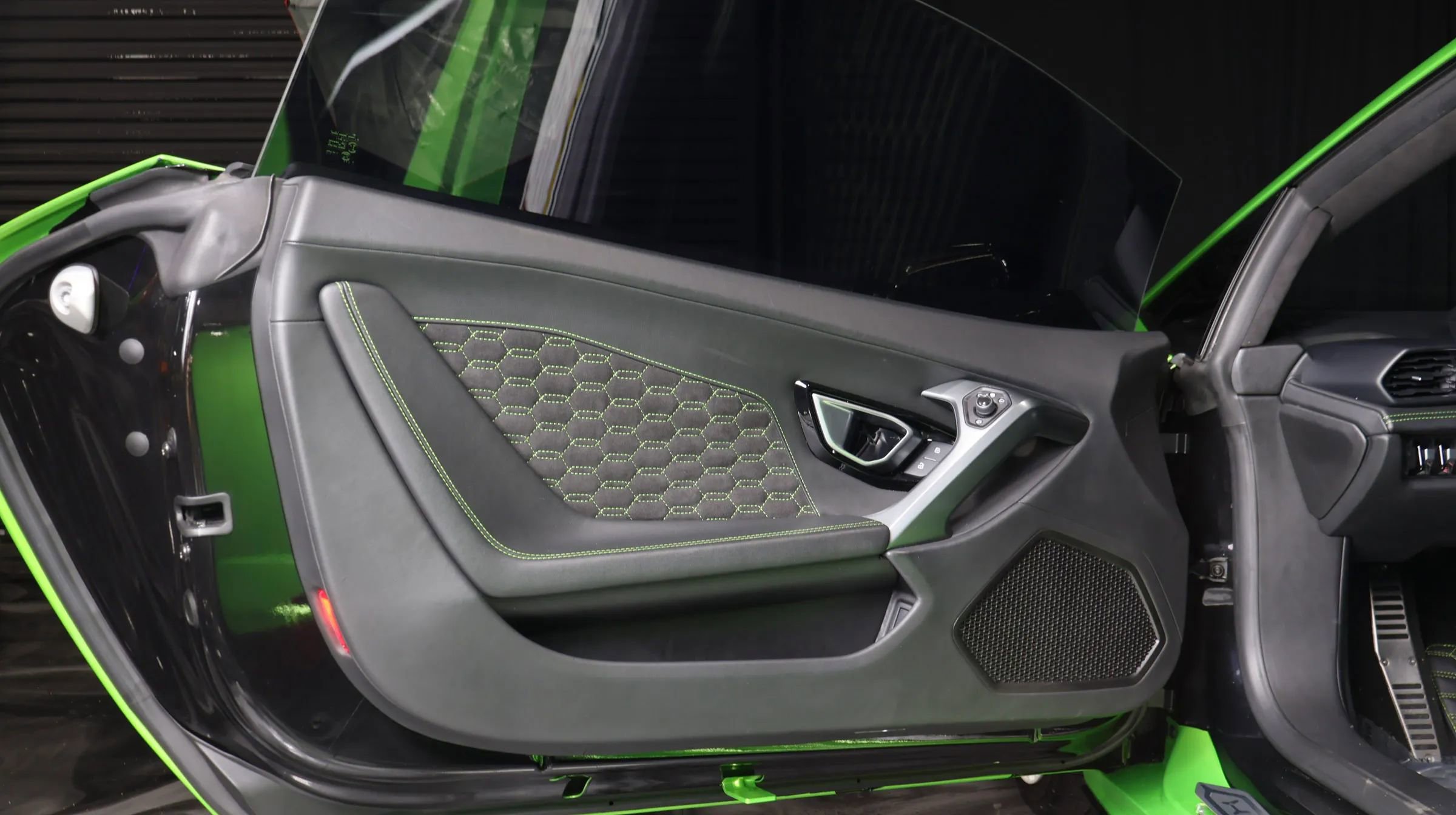 Used 2021 Lamborghini Huracan EVO image 12