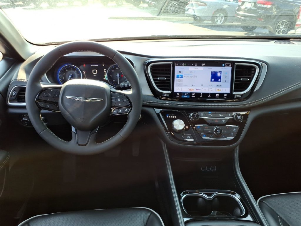Certified 2025 Chrysler Pacifica Limited FWD image 17