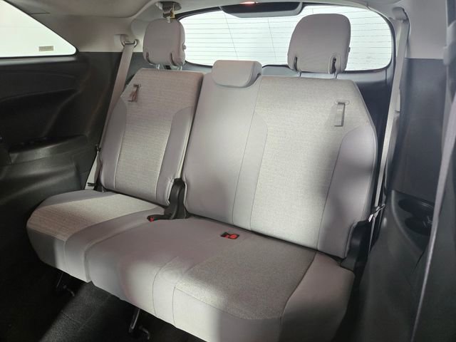 Used 2025 Toyota Sienna LE image 18