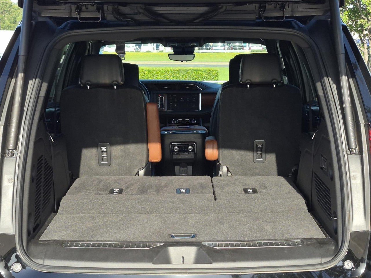 Used 2023 GMC Yukon Denali Ultimate w/ LPO, Floor Liner Package AWD/4WD image 9