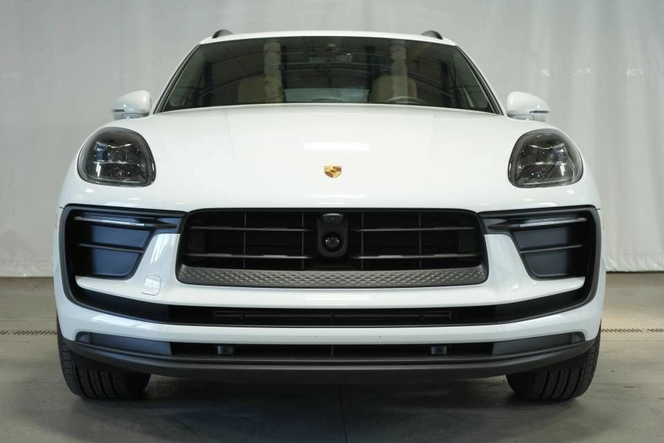 Certified 2026 Porsche Macan AWD/4WD image 11
