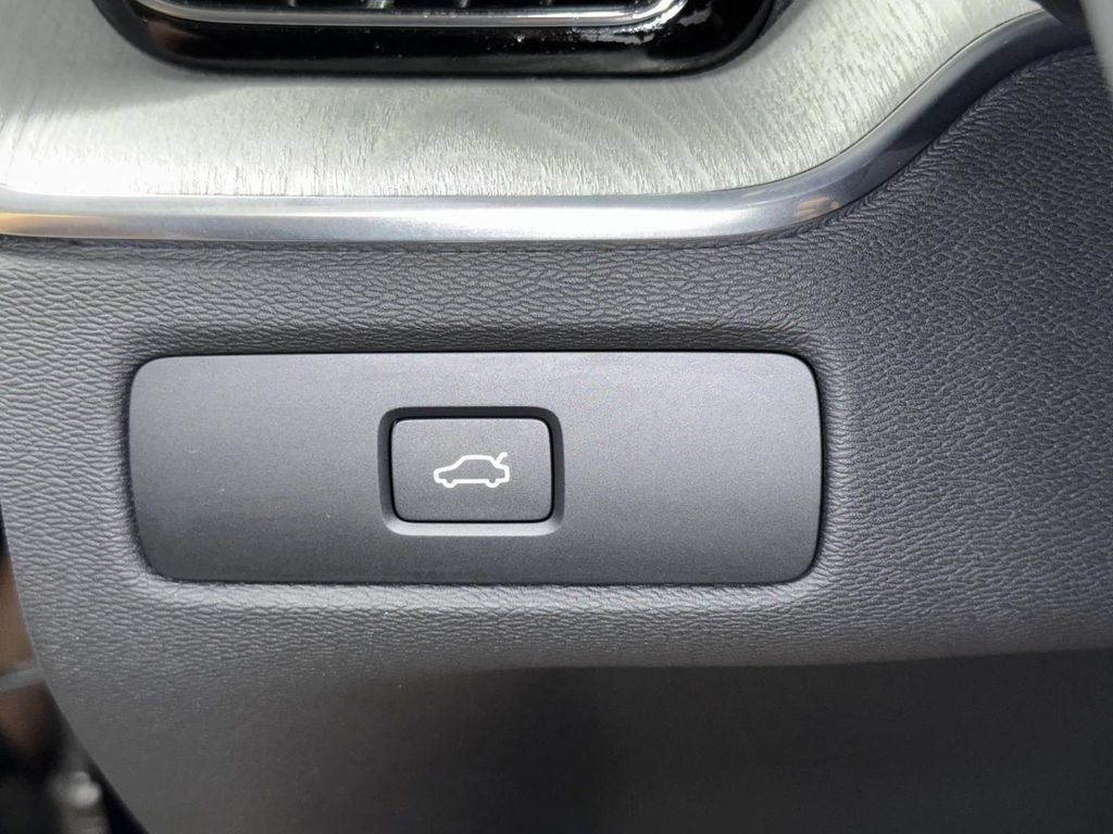 Used 2025 Volvo XC60 B5 Plus AWD/4WD image 27